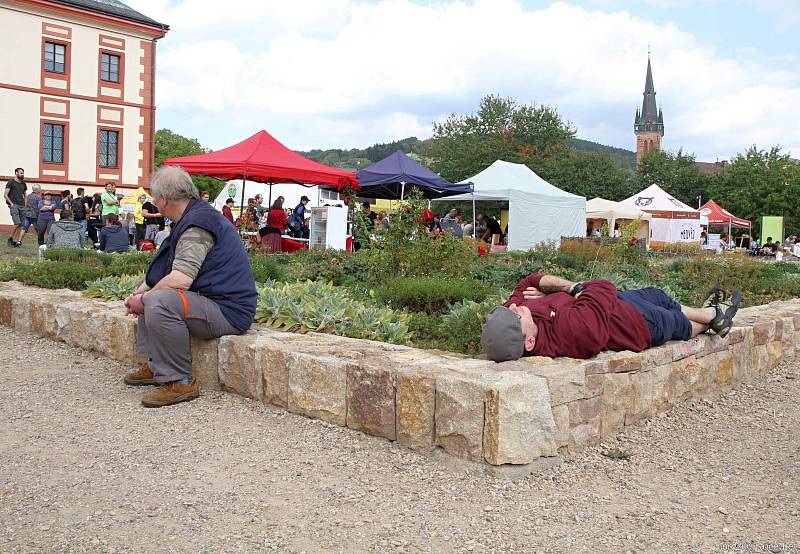 Food festival v klášterní zahradě.