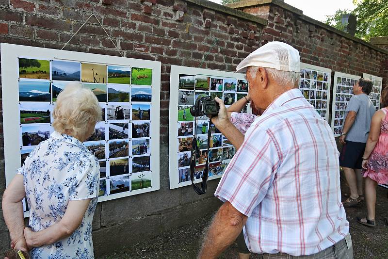 Uznávaný fotograf Bohdan Holomíček vystavil v sobotu fotky na hřbitovní zdi v Mladých Bukách.