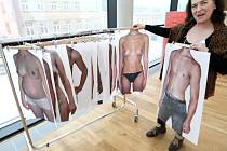 SOUČÁSTÍ VÝSTAVY v trutnovské Galerii Uffo je také Bodyshop. Stačí si vybrat tělo, ženské či mužské, nahé či oblečené a před zrcadlem ho vyzkoušet. První letošní expozice je návštěvníkům otevřena do 5. března.