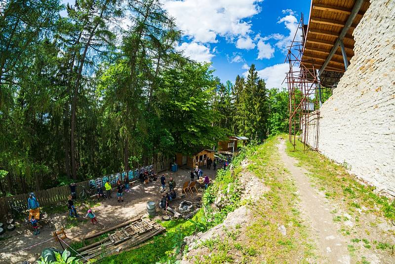 Lidé se přišli podívat na havlovický hrad Vízmburk při dni otevřených dveří.