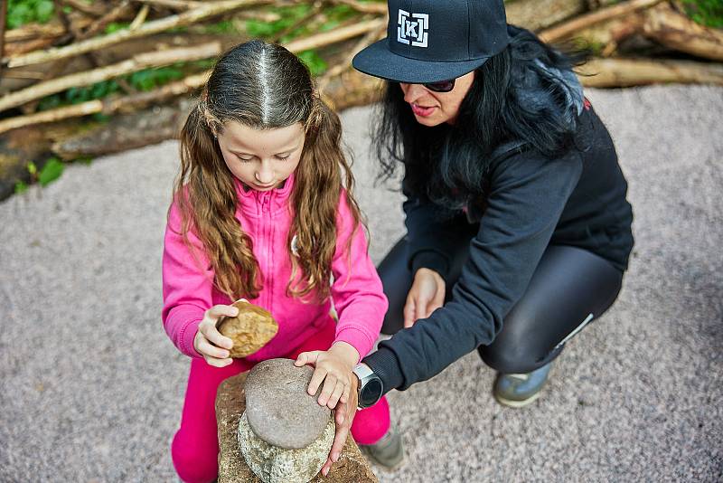 Pokřtěno! První hřiště na světě pro stone balancing nebo-li vyvažování kamenů bylo v sobotu otevřeno u lesní plovárny Retropark Sejfy v Mladých Bukách.