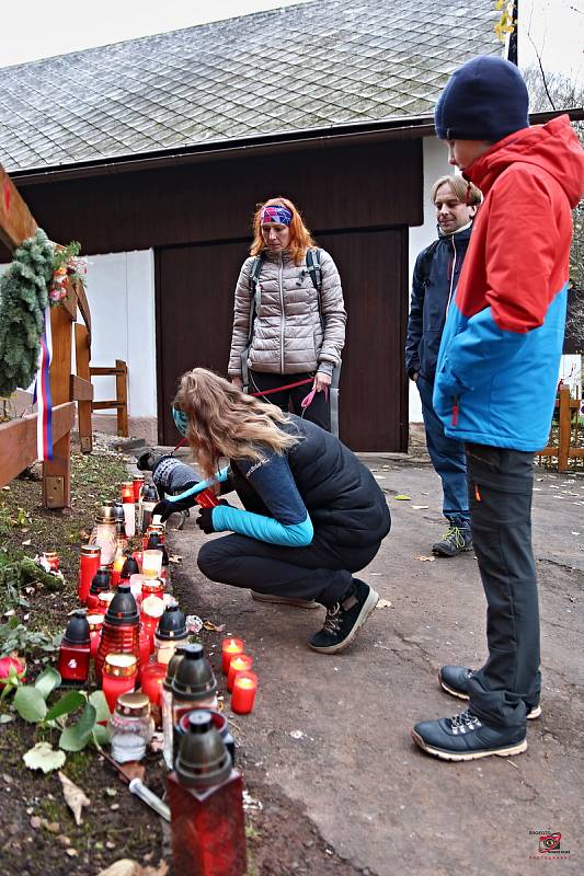 Lidé si ve středu připomněli výročí 17. listopadu na chalupě Václava Havla na Hrádečku u Trutnova.