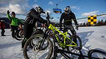 Při závodě Chinese Downhill sjížděli bikeři červenou sjezdovku ve Svatém Petru ve Špindlerově Mlýně.