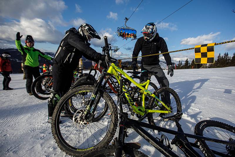 Při závodě Chinese Downhill sjížděli bikeři červenou sjezdovku ve Svatém Petru ve Špindlerově Mlýně.