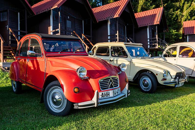 Národní sraz Citroënů 2CV v chotěvickém kempu Svatá Kateřina.