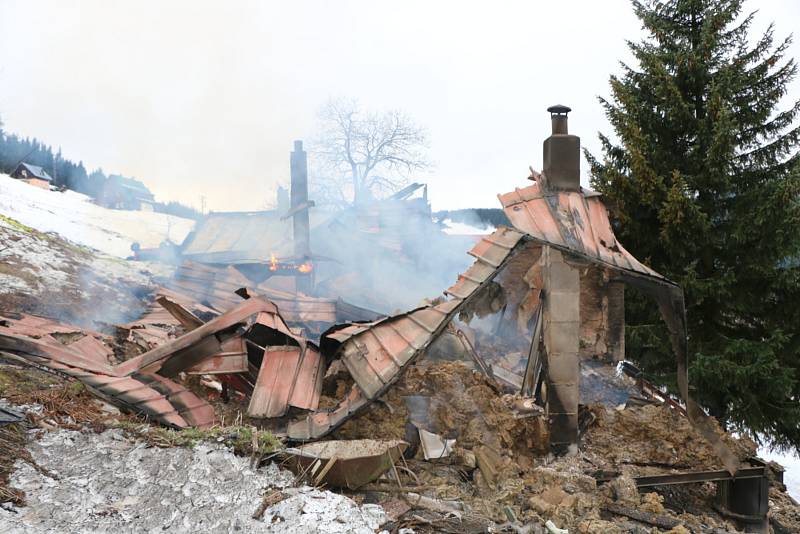 Shořela. Oblíbenou horskou chatu trutnovské základní školy kpt. Jaroše zničil požár 15. prosince 2019.