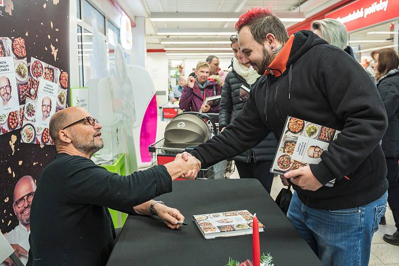 Známý šéfkuchař Zdeněk Pohlreich obsluhoval v sobotu zákazníky v trutnovském Kauflandu.