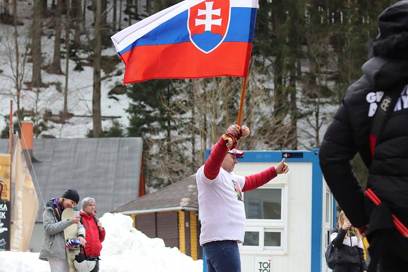 Pátečnímu startu Světového poháru předcházel průvod bubeníků a fanoušků, kteří pohromadě prošli centrem Špindlerova Mlýna do závodní arény ve Svatém Petru.