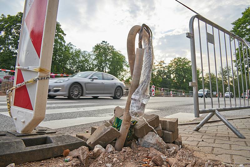 V Trutnově vzniká nový odbočovací pruh na křižovatce u Radia v blízkosti vlakového nádraží. Uzavřen musel být most u Obchodní akademie.