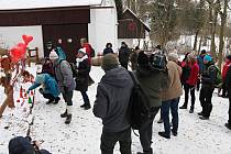 Lidé přišli uctít památku Václava Havla k jeho chalupě na Hrádečku v den výročí jeho úmrtí.