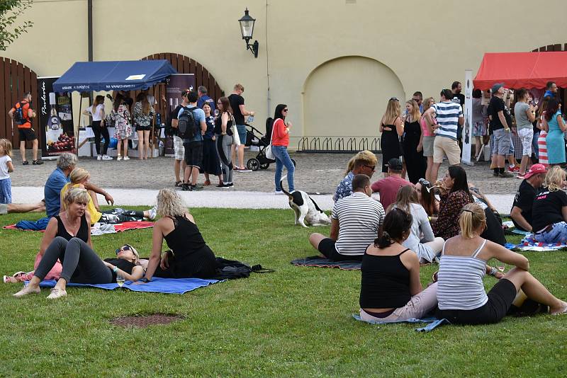 Letošní ročník Vinobraní na Kuksu byl jiný než ty předchozí. Víno neteklo po kaskádovém schodišti, stánky byly rozdělené do čtyř sektorů.