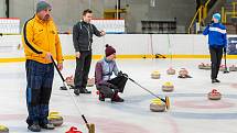 Na zimním stadionu v Trutnově se hrál v sobotu Krkonošský pohár v curlingu.