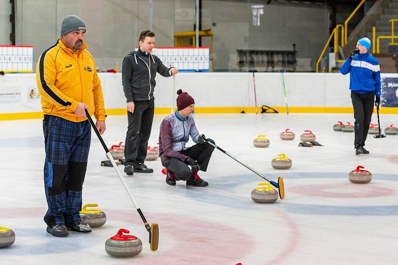 Na zimním stadionu v Trutnově se hrál v sobotu Krkonošský pohár v curlingu.