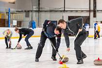 Trenér českých olympioniků Jakub Bareš (vpravo) si v sobotu zahrál na zimním stadionu v Trutnově Krkonošský pohár v curlingu.