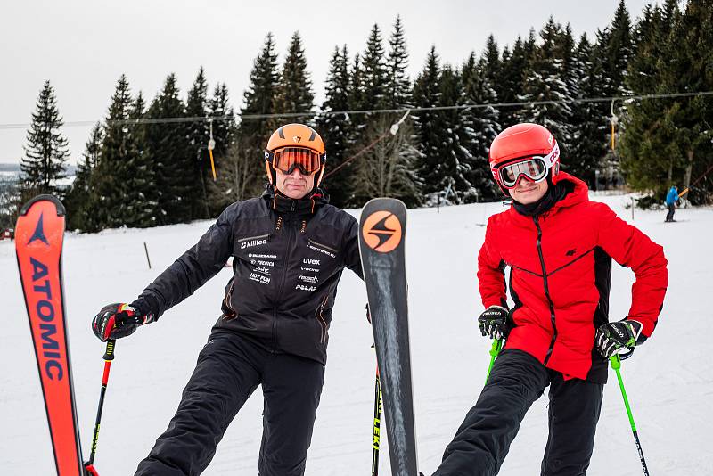 Skiareál Malá Úpa zahájil v sobotu lyžařskou sezonu na sjezdovce Pomezky.