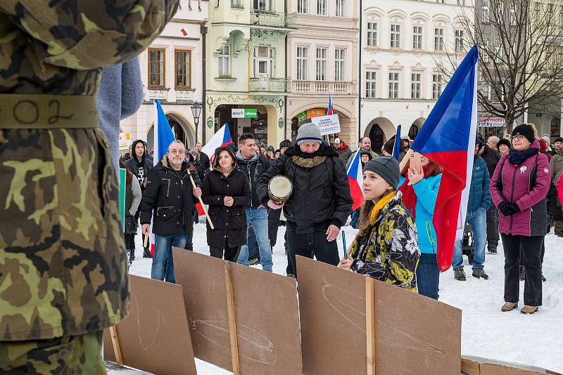 Demonstrace odpůrců protipandemických opatření v Trutnově na Krakonošově náměstí v neděli 23. ledna.