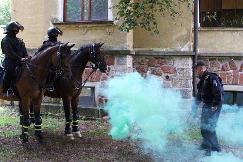 Na trutnovské faře vozíčkárům předvedli zásahy policisté na koních