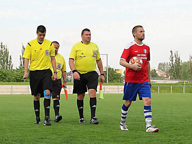 Dva slepené góly rozhodly zajímavý souboj vrchlabské rezervy (červené dresy) se Sokolem Bílá Třemešná (2:0).