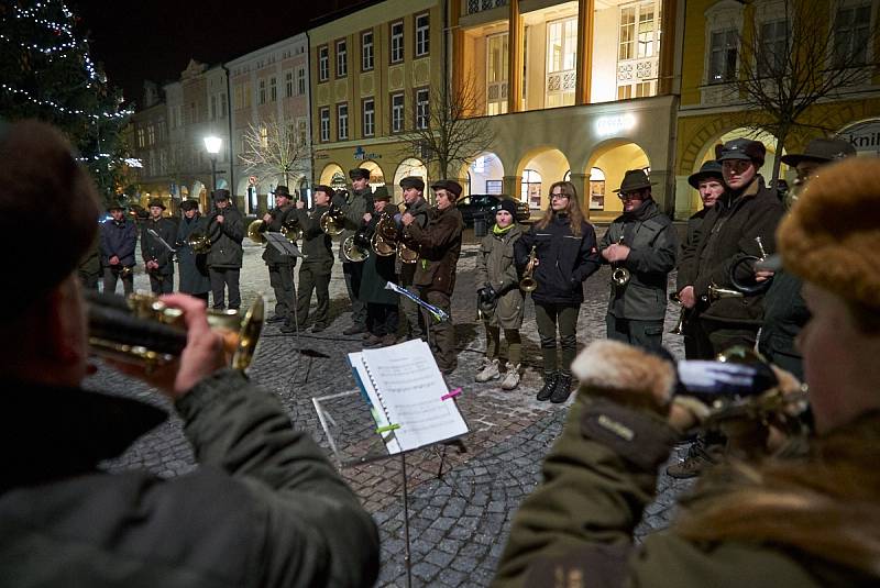 Vystoupení lesnických trubačů na trutnovském náměstí.