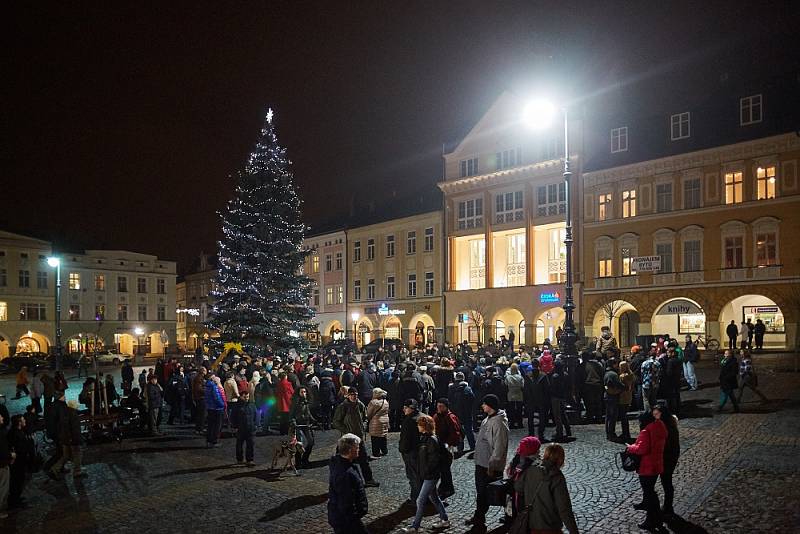 Trubači lesnické akademie v Trutnově. Zdroj: http://krkonossky.denik.cz/kultura_region/obrazem-trubaci-na-krakonosove-namesti-20151218.html