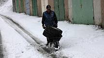 Sníh napadl i na Benecku, lidé si zimní gumy k autům vozili na kolečkách, na cesty vyjeli pluhy