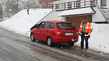 Sníh napadl i na Benecku, lidé si zimní gumy k autům vozili na kolečkách, na cesty vyjeli pluhy