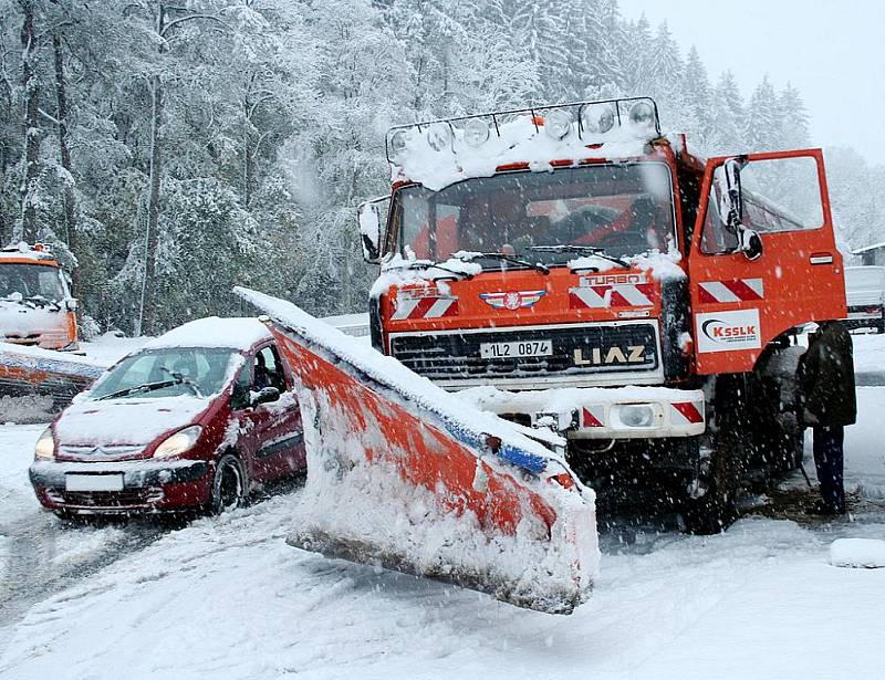 Kalamitní situace nastala v nočních hodinách i na stř. Ksslk v Hrabačově, kdy při odklízení sněhů a spadlých stromů, se téměř nedalo projet.