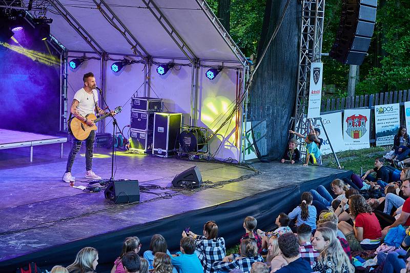 Koncert písničkáře Pokáče zahájil Kulturní léto na Štěrbově vile na Přehradě Les Království.