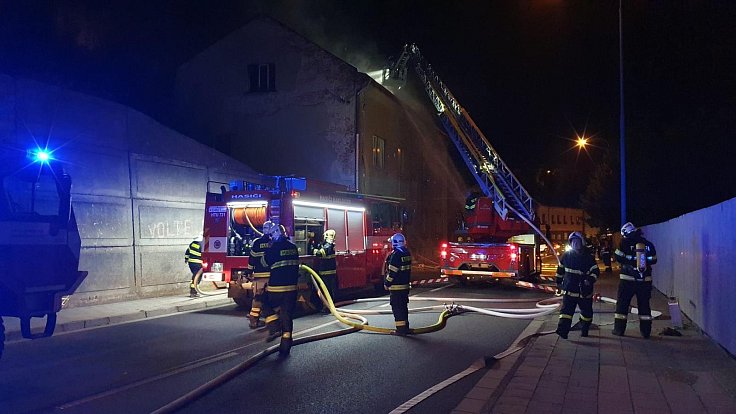 Po nočním požáru bytového domu v Úpici město zajistilo 17 lidem náhradní ubytování.