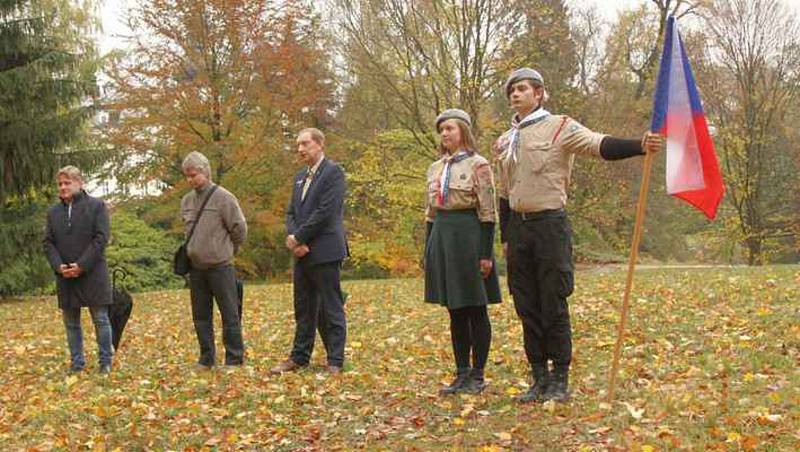 Lípu srdčitou ke 100. výročí naší republiky zasadili dnes ve vrchlabském zámeckém parku.