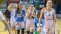 Velká radost po velkém vítězství. Basketbalistky Trutnova vyhrály nad Nymburkem 82:79 po trojce Kateřiny Kozumplíkové v poslední vteřině zápasu.