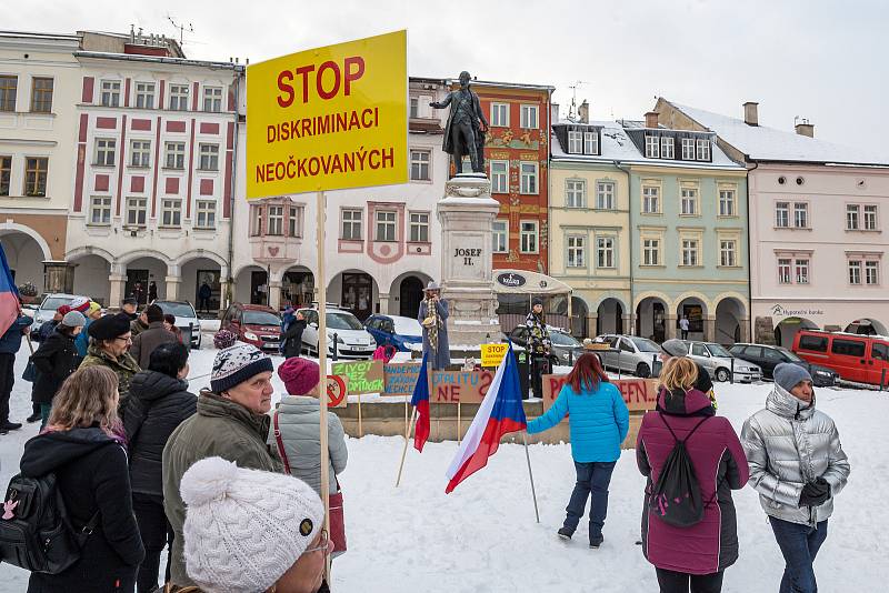 Demonstrace odpůrců protipandemických opatření v Trutnově na Krakonošově náměstí v neděli 23. ledna.