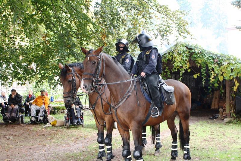 Na trutnovské faře vozíčkárům předvedli zásahy policisté na koních