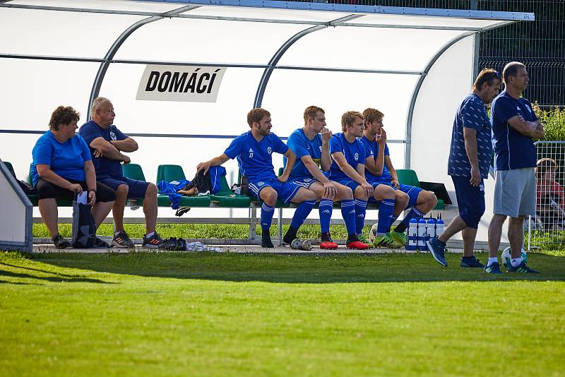 Fotbalisté hradecké Olympie (v bílém) v posledních dnech zacvičili jak s Trutnovem, tak se Dvorem Králové.