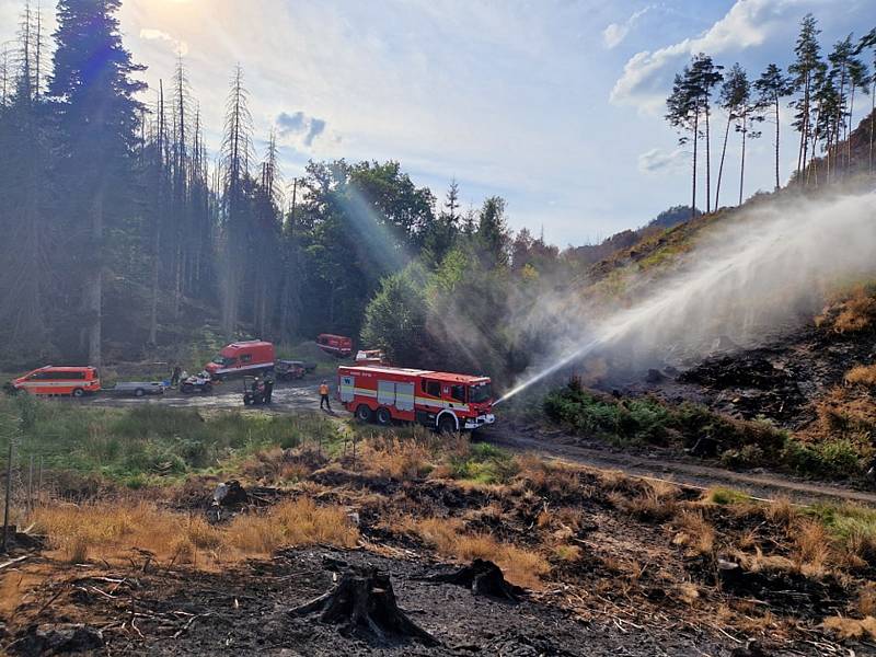 Dobrovolní hasiči z Horního Maršova zasahovali v Hřensku u rozsáhlých požárů v Národním parku České Švýcarsko.