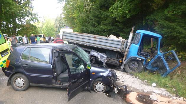 Nákladní auto se srazilo s osobákem.