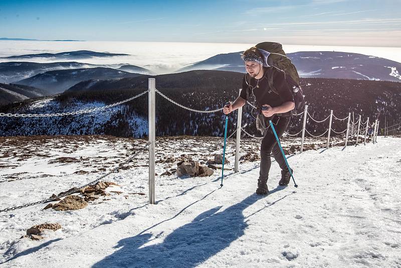 Horští nosiči při zimní verzi závodu Sněžka Sherpa Cup vynesli zásoby vod a kofol od lanovky z Pece na Sněžku na Českou Poštovnu. Vítěz Petr Mazal to zvládl za 72 minut.