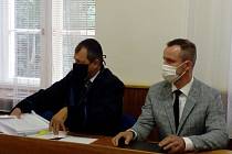 Obžalovaný Vojtěch Chaura z Pardubic (vpravo) u Okresního soudu v Trutnově.