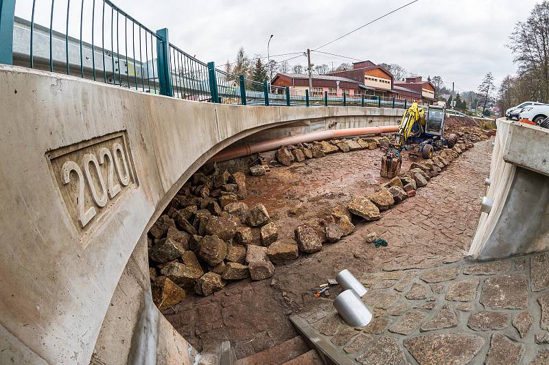 V Rudníku skončila dopravní uzavírka mostu, řidiči můžou jezdit po opravené křižovatce.