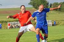 Tomáš Grégr (vlevo) hraje fotbal za krkonošské Strážné, kde dělá starostu.