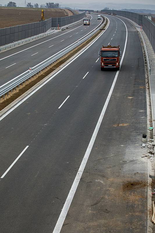 Dálniční úsek D11 z Hradce Králové do Jaroměře bude otevřený již zanedlouho, v polovině prosince se po něm poprvé projedou řidiči.