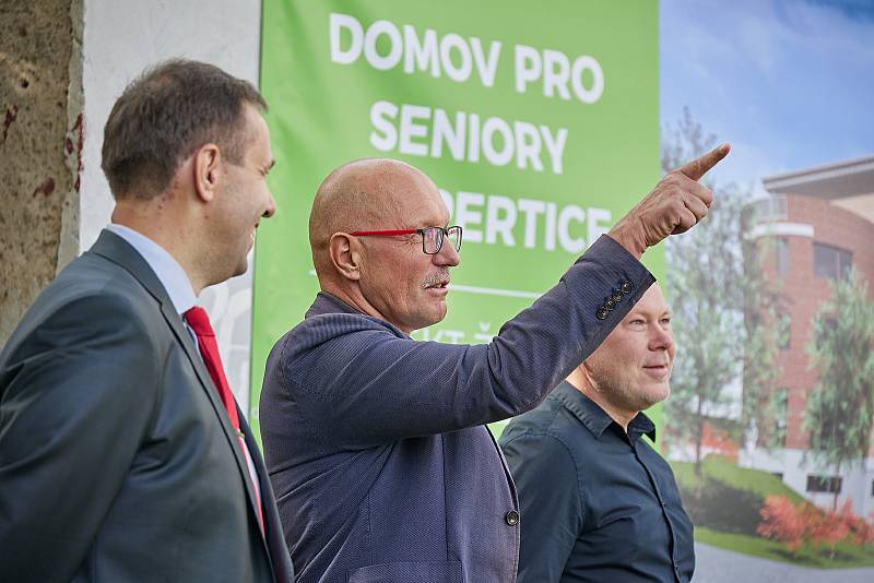 Slavnostní poklepání na základní kámen domova pro seniory v Žacléři, který vznikne v místě bývalé ubytovny.