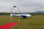 Svatební letoun. Starostka Zlaté Olešnice před pěti lety oddávala snoubence v letadle u větrné elektrárny, startovalo z letiště ve Vrchlabí.