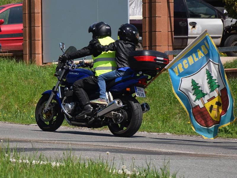 Motorkářské požehnání a FMX show - skoky přes náměstí ve Vrchlabí.