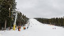Skiareál Malá Úpa zahájil v sobotu lyžařskou sezonu na sjezdovce Pomezky.