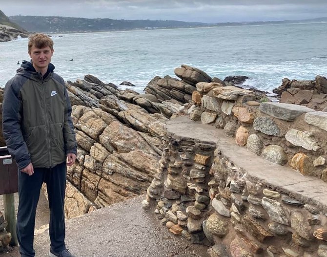 Student Martin Švejk na výletě ve slavném surfařském zálivu Victoria Bay, který navštívil během stipendijního školního pobytu v JAR.