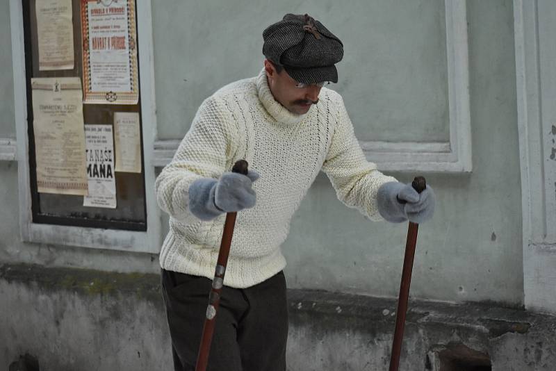 Natáčení filmu Poslední závod, které vypráví příběh lyžařů Hanče, Vrbaty a Ratha, na náměstí v Hostinném v neděli 28. února.