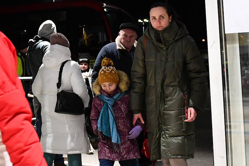 Situace v uprchlickém táboře v polském městě Przemyśl u hranic s Ukrajinou, kudy se denně valí stovky lidí utíkajících před válkou.