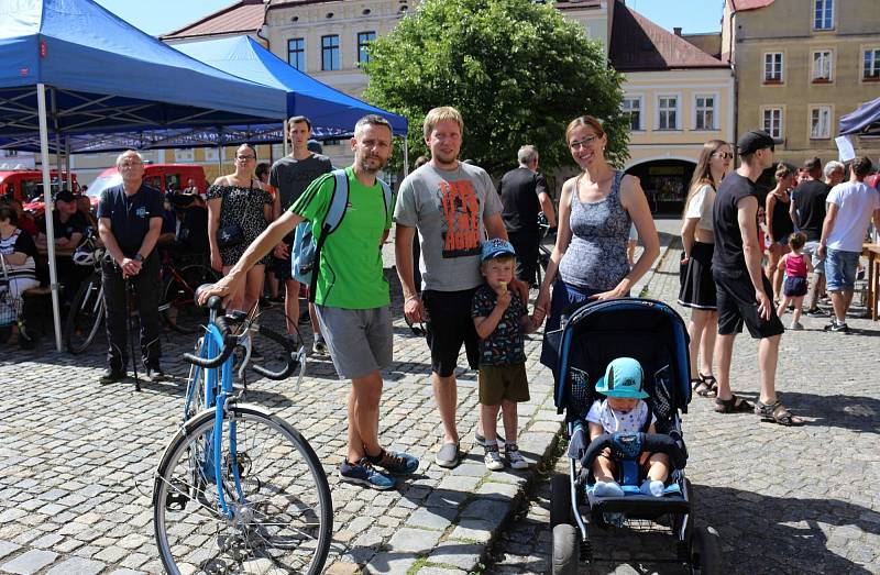 Slavnostní předání hasičského vozidla CAS 20 v Hostinném.