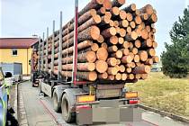 Náklaďák převážející dřevo měl naloženo o 14 tun více, než je povoleno